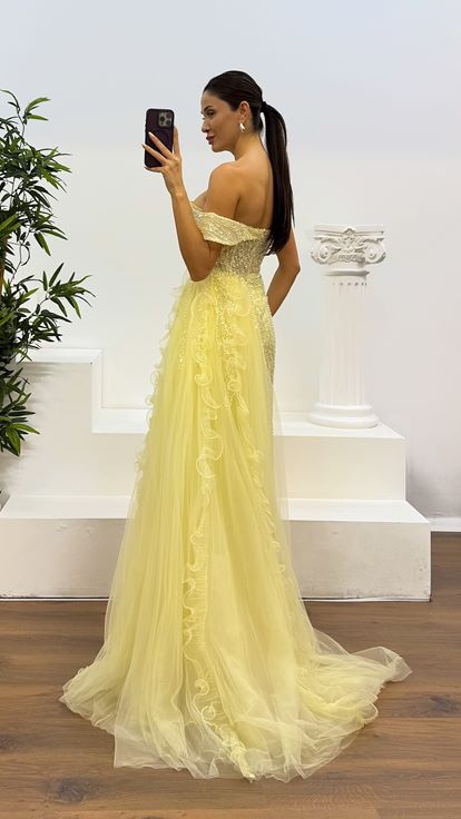 Robe de soirée jaune à une épaule en tulle avec détails brodés