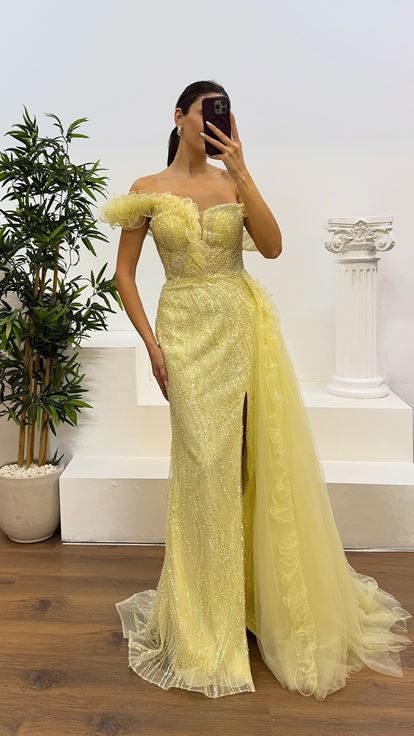 Robe de soirée jaune à une épaule en tulle avec détails brodés