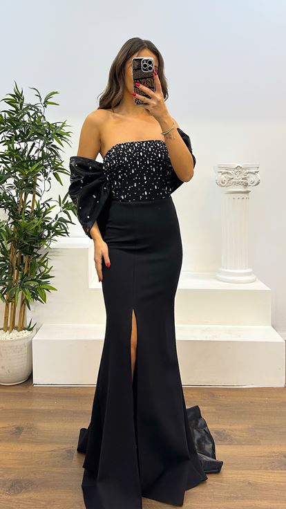 فستان سهرة بتفاصيل تطريز أسود