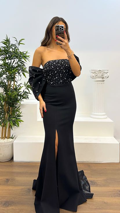 فستان سهرة بتفاصيل تطريز أسود