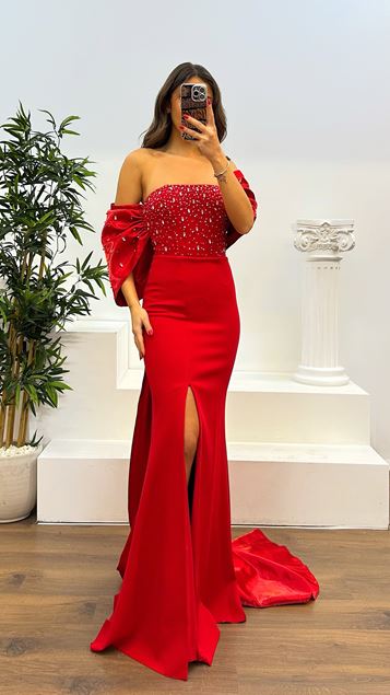 Vestido de noche con detalle bordado rojo