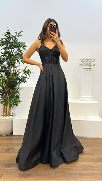 Vestido de noche con detalle bordado y correa de cuerda negra
