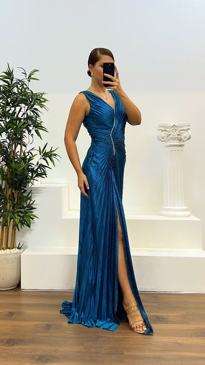 Petrolfarbenes Abendkleid in Übergröße mit V-Ausschnitt und Steindetail