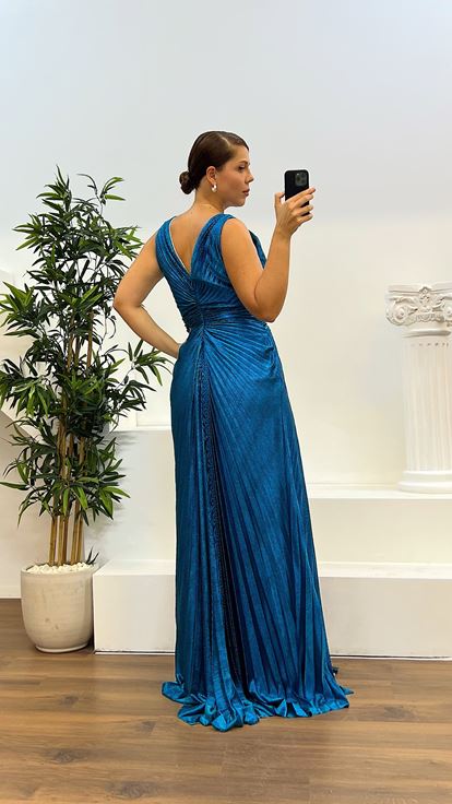 Petrolfarbenes Abendkleid in Übergröße mit V-Ausschnitt und Steindetail