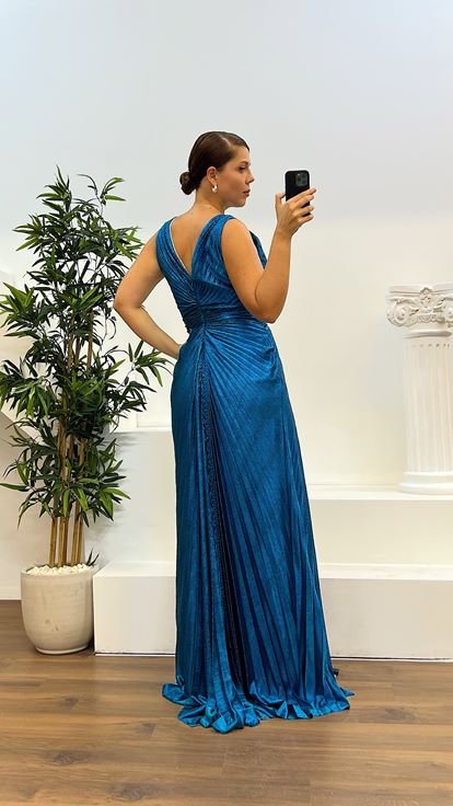 Petrolfarbenes Abendkleid in Übergröße mit V-Ausschnitt und Steindetail