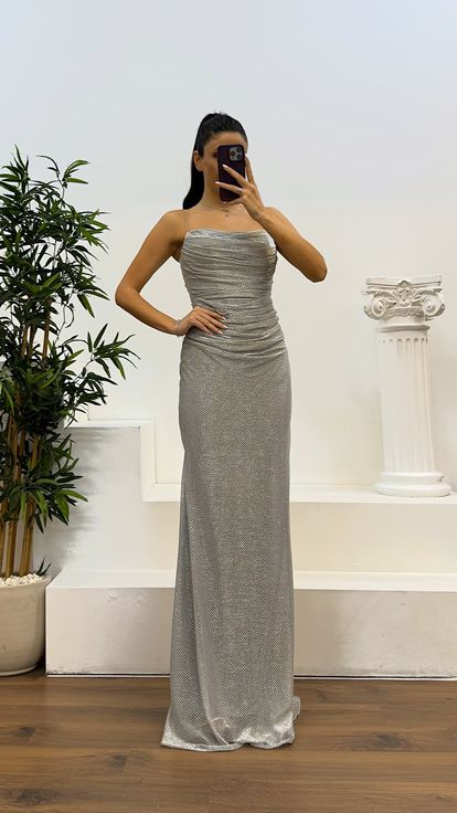 Silbernes Abendkleid mit Rückendetail