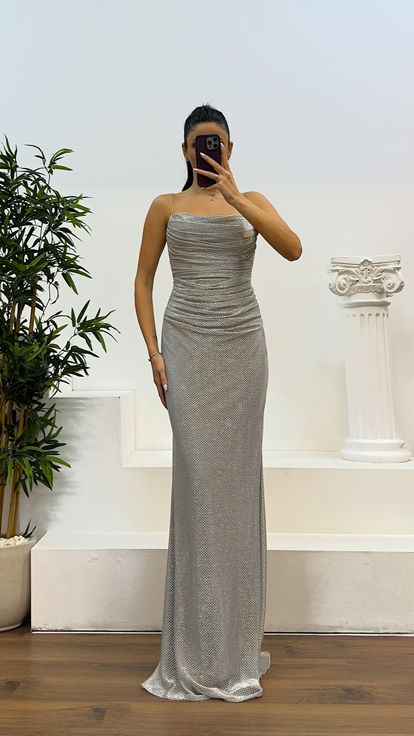Silbernes Abendkleid mit Rückendetail