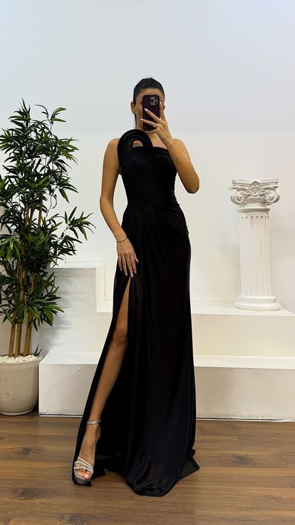 Abito da sera lucido dettagliato con scollatura nera senza spalline