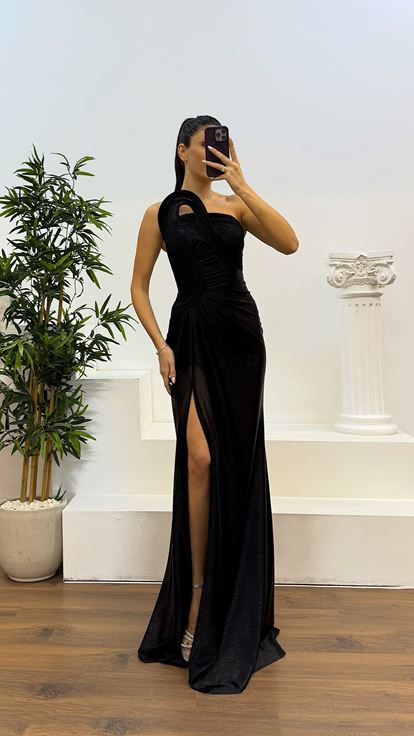 Abito da sera lucido dettagliato con scollatura nera senza spalline