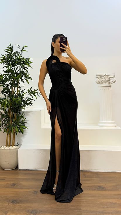 Abito da sera lucido dettagliato con scollatura nera senza spalline