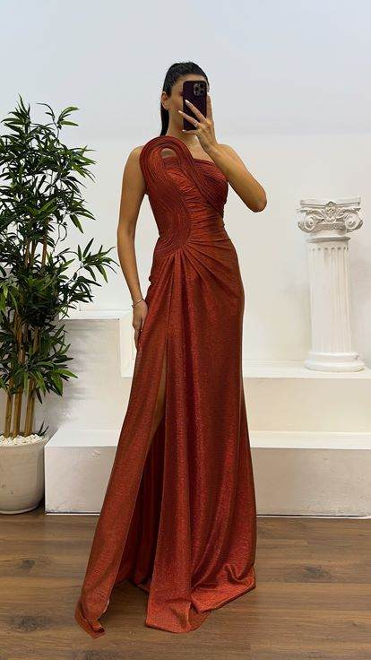 Abito da sera lucido dettagliato con scollo senza spalline color mattone