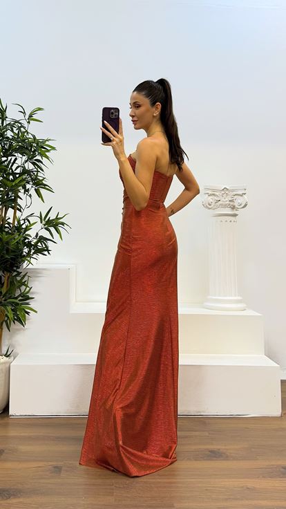 Abito da sera lucido dettagliato con scollo senza spalline color mattone