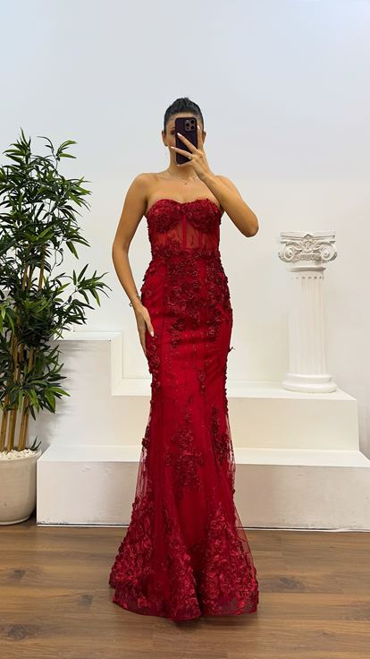 Abito da sera trasparente senza spalline rosso con dettaglio rosa