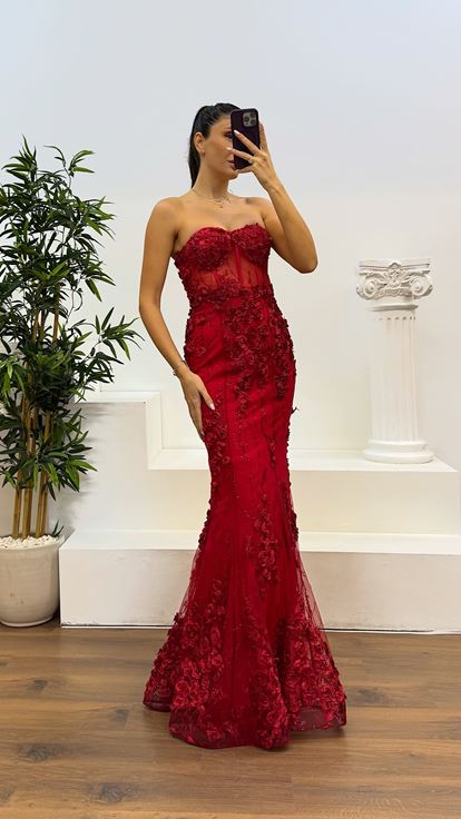 Abito da sera trasparente senza spalline rosso con dettaglio rosa