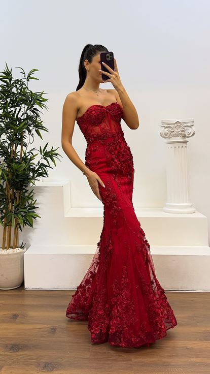 Abito da sera trasparente senza spalline rosso con dettaglio rosa