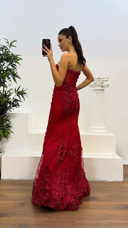 Abito da sera trasparente senza spalline rosso con dettaglio rosa