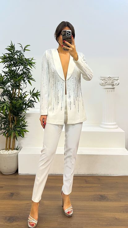 Weißer bestickter Anzug