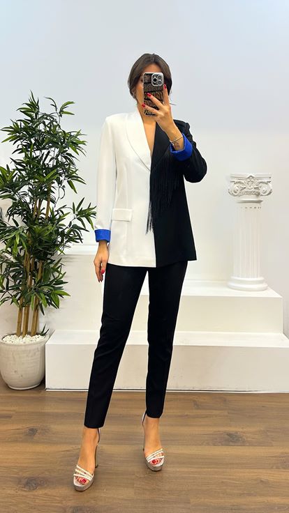 Traje con detalle de borlas de Saks