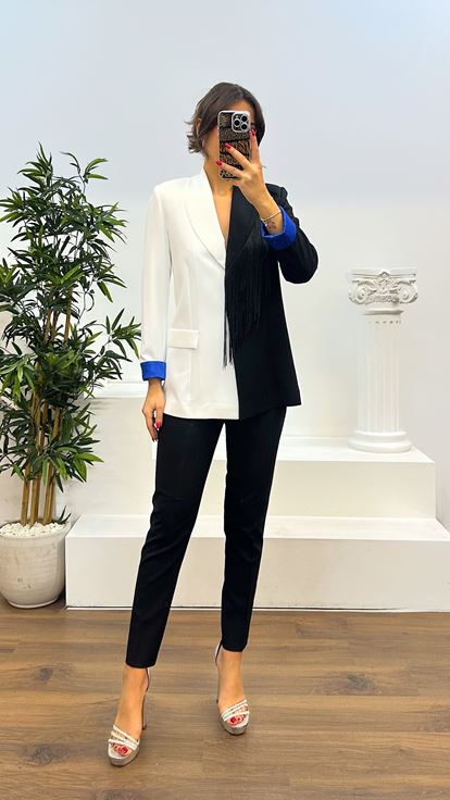 Traje con detalle de borlas de Saks