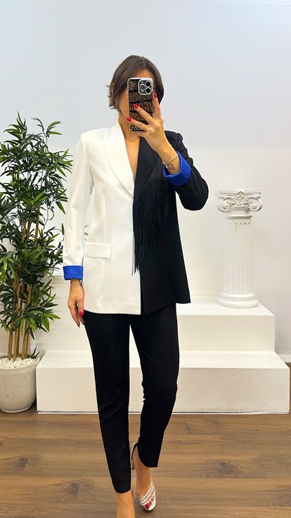 Traje con detalle de borlas de Saks