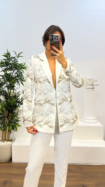 Traje bordado blanco