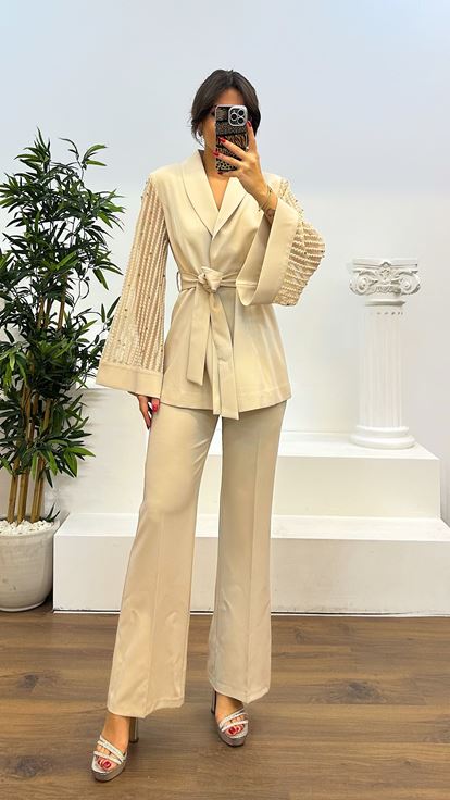 Traje beige con detalle de manga