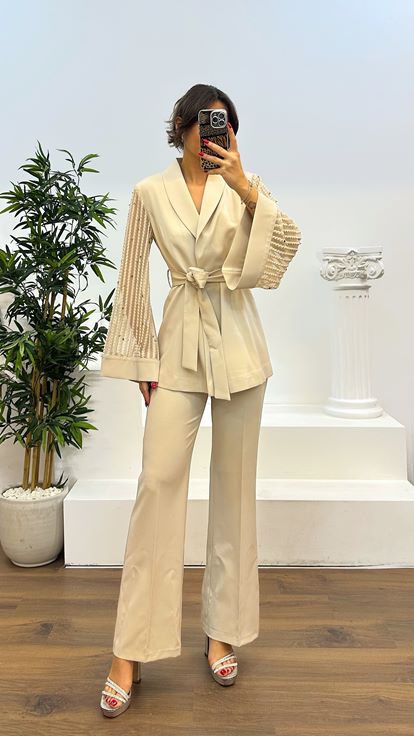 Traje beige con detalle de manga