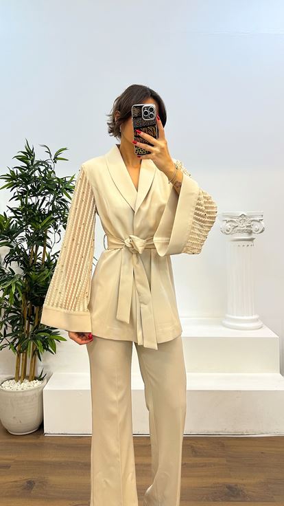 Traje beige con detalle de manga