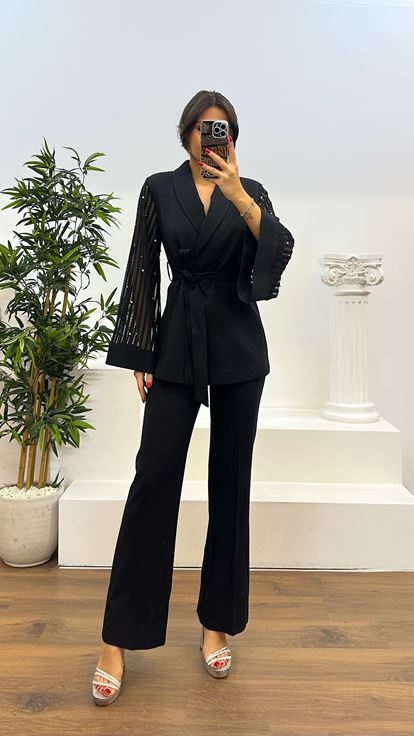 Traje negro con detalle de manga