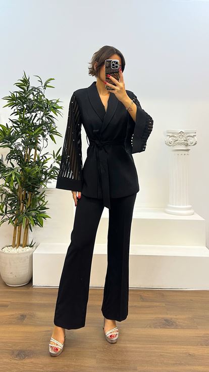 Traje negro con detalle de manga