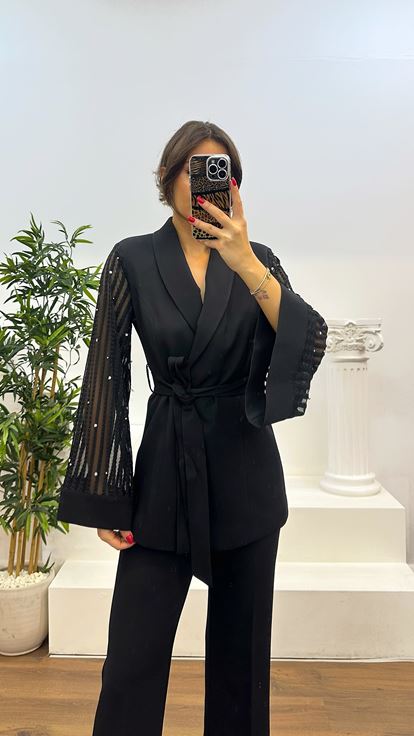 Traje negro con detalle de manga