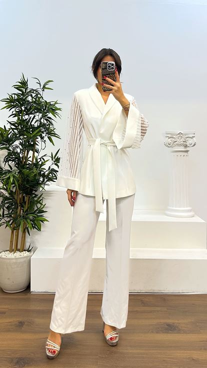 Traje blanco con detalle de manga