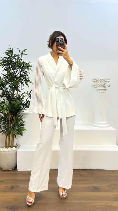 Traje blanco con detalle de manga