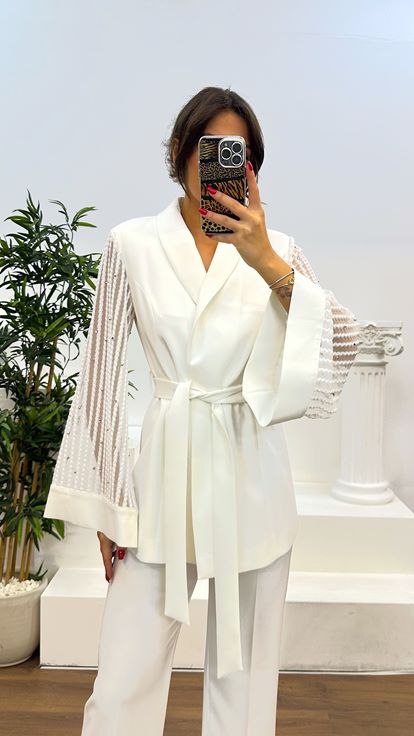 Traje blanco con detalle de manga