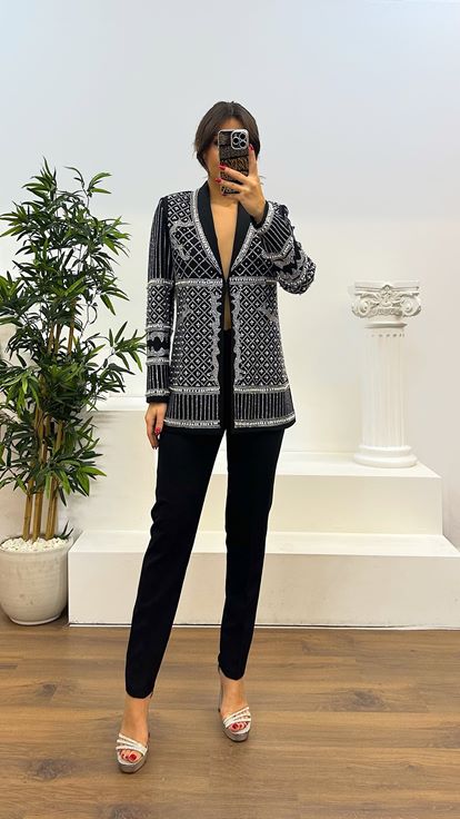 Traje bordado con estampado negro