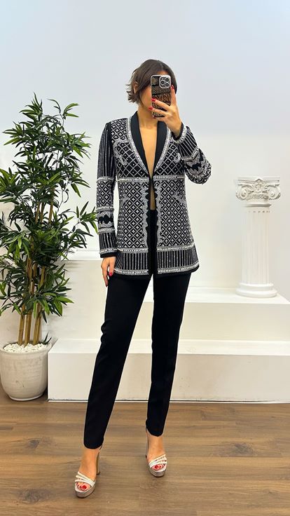 Traje bordado con estampado negro