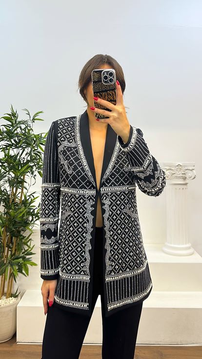 Traje bordado con estampado negro