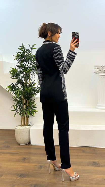 Traje bordado con estampado negro