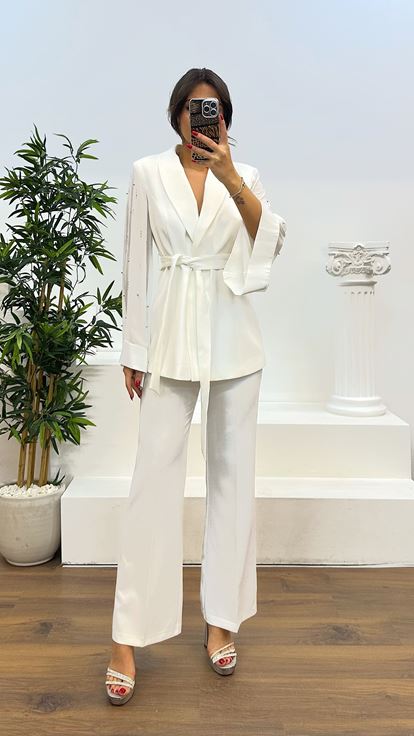Traje blanco con detalle de manga