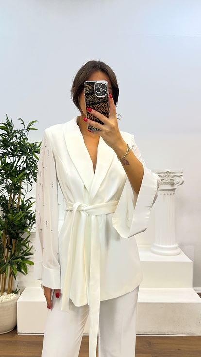 Traje blanco con detalle de manga