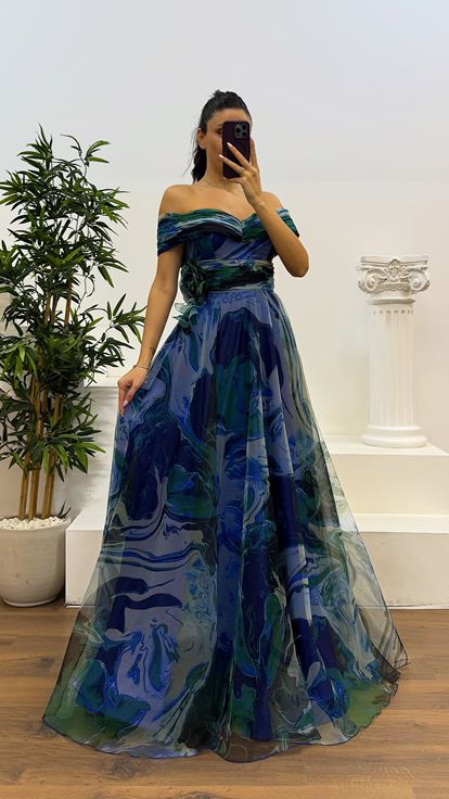 فستان سهرة من التول برقبة قارب أخضر