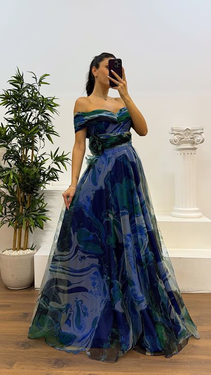 فستان سهرة من التول برقبة قارب أخضر