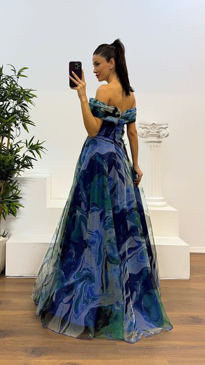 فستان سهرة من التول برقبة قارب أخضر