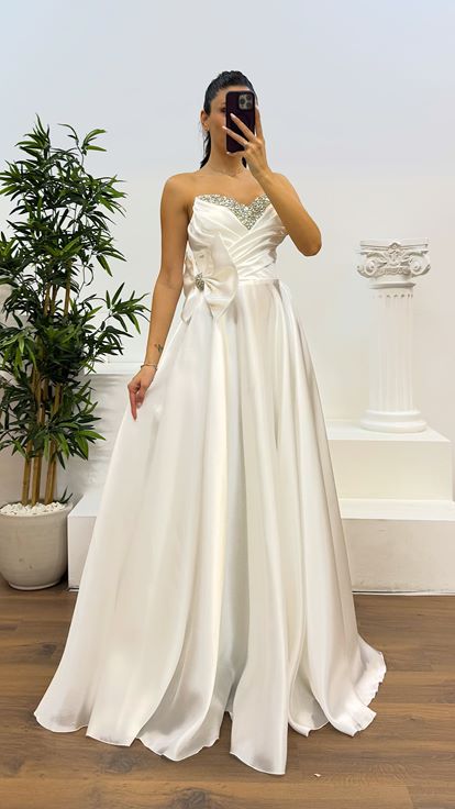 Abito da sera con dettaglio fiocco senza spalline in osso