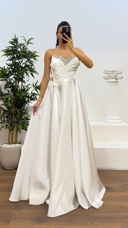 Abito da sera con dettaglio fiocco senza spalline in osso