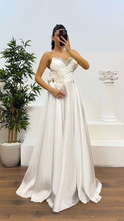 Abito da sera con dettaglio fiocco senza spalline in osso