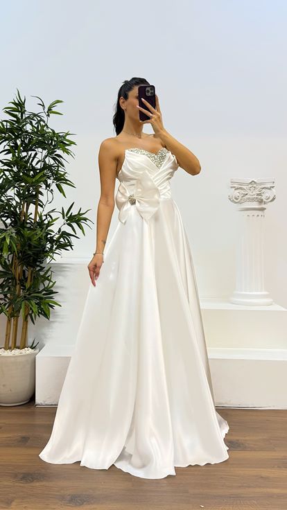 Abito da sera con dettaglio fiocco senza spalline in osso