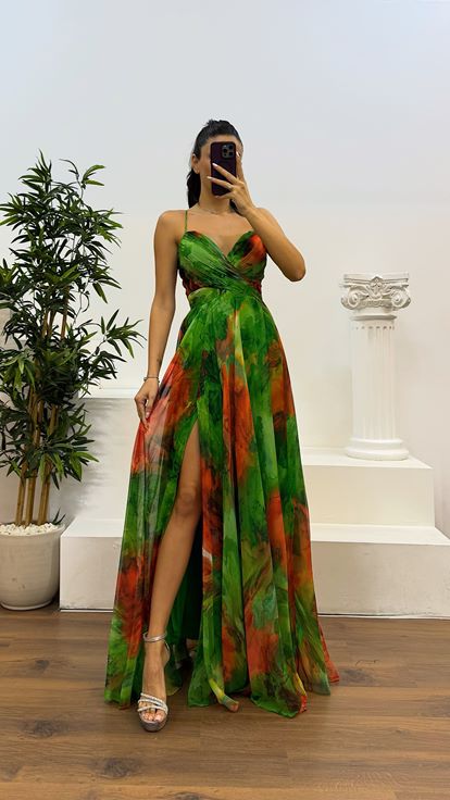 Robe de soirée verte à bretelles en corde et détail au dos