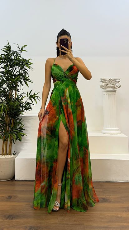 Robe de soirée verte à bretelles en corde et détail au dos
