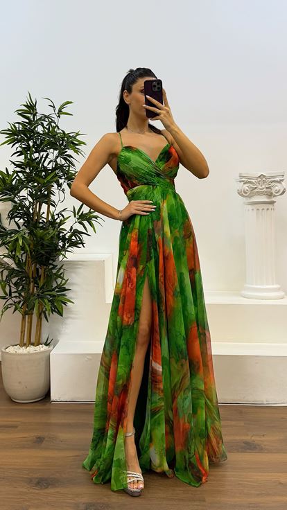 Robe de soirée verte à bretelles en corde et détail au dos